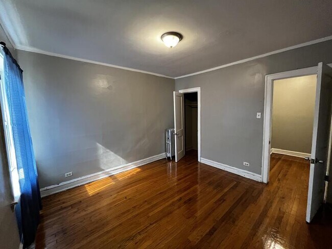 Building Photo - 740 E 78th St