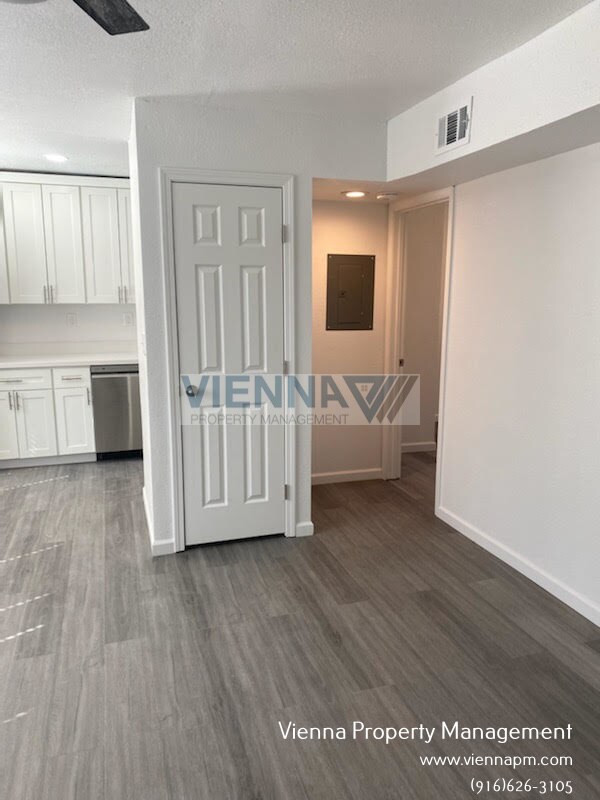 Building Photo - Beautiful Remodeled Upstairs Unit!