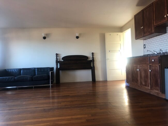 Studio main top floor - 2529 McAllister St