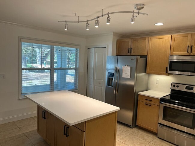 Building Photo - Beautifully renovated 3 bedroom 2 1/2 bath...