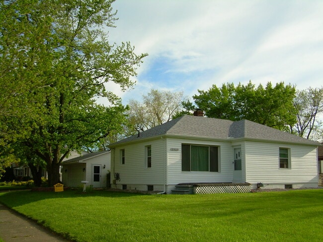 Building Photo - 2003 W 14 Mile Rd