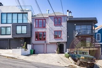 Building Photo - 450-452-452 Collingwood St