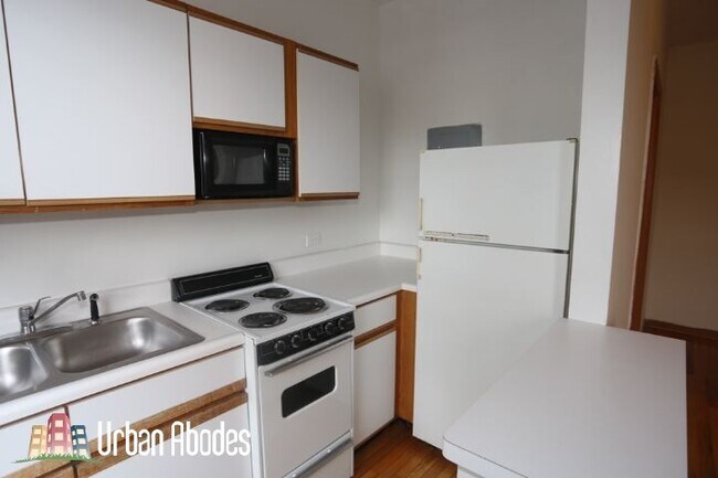 Foto del edificio - 645 W Barry Ave