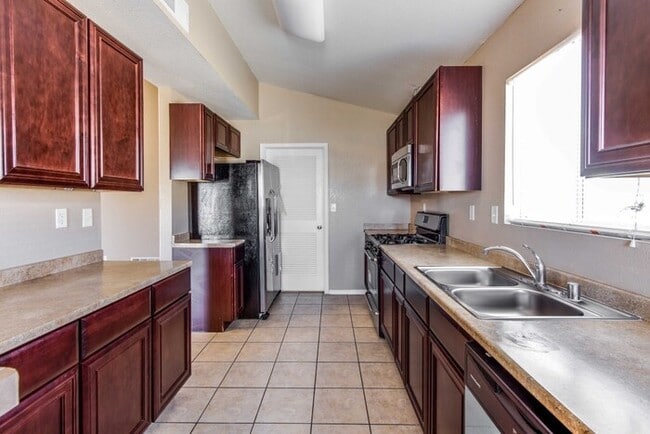 Building Photo - Charming Santa Fe style home in Tierra Del Este Subdivision.