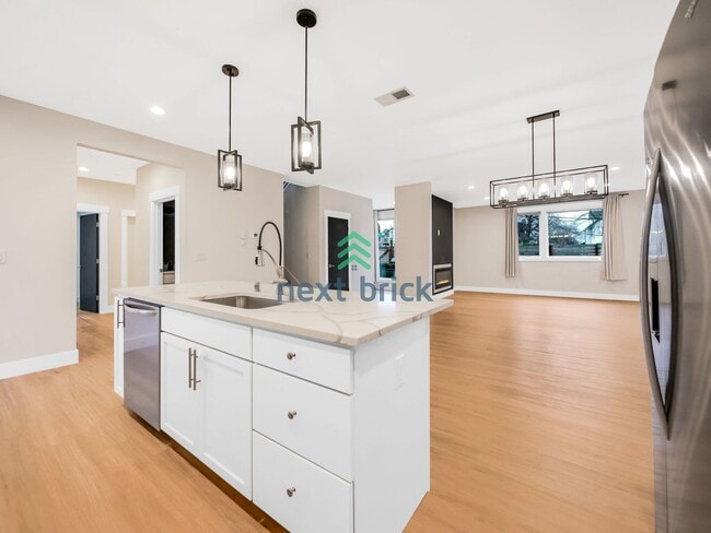 Building Photo - Stunning custom home 5 bedrooms and 3.5 ba...