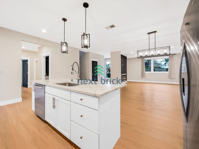 Foto del edificio - Stunning custom home 5 bedrooms and 3.5 ba...