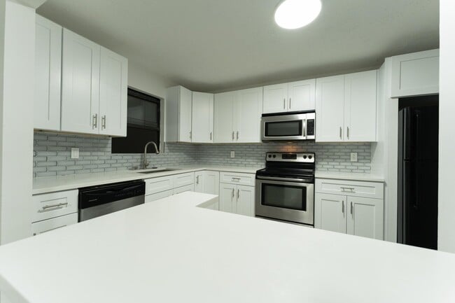 Building Photo - 1181 SW Sarto Ln