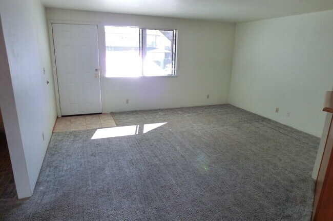 Foto del edificio - Downstairs Apartment Near Food and Shopping