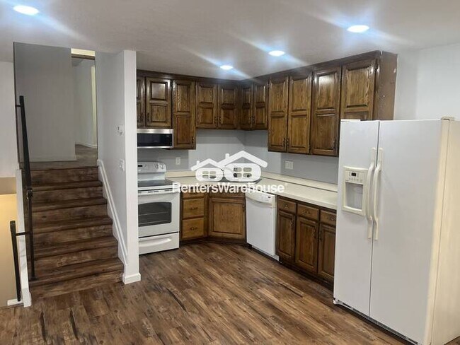 Foto del edificio - Cozy 3 Bed, 2 Bath Townhome with Fireplace & Tuck-Under 2-Car Garage—Comfort Meets Convenience!