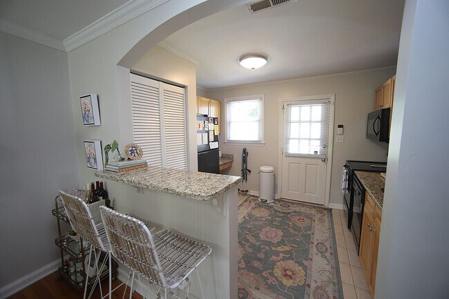 Foto del edificio - Two Bedroom Cottage in Five Points - Insid...