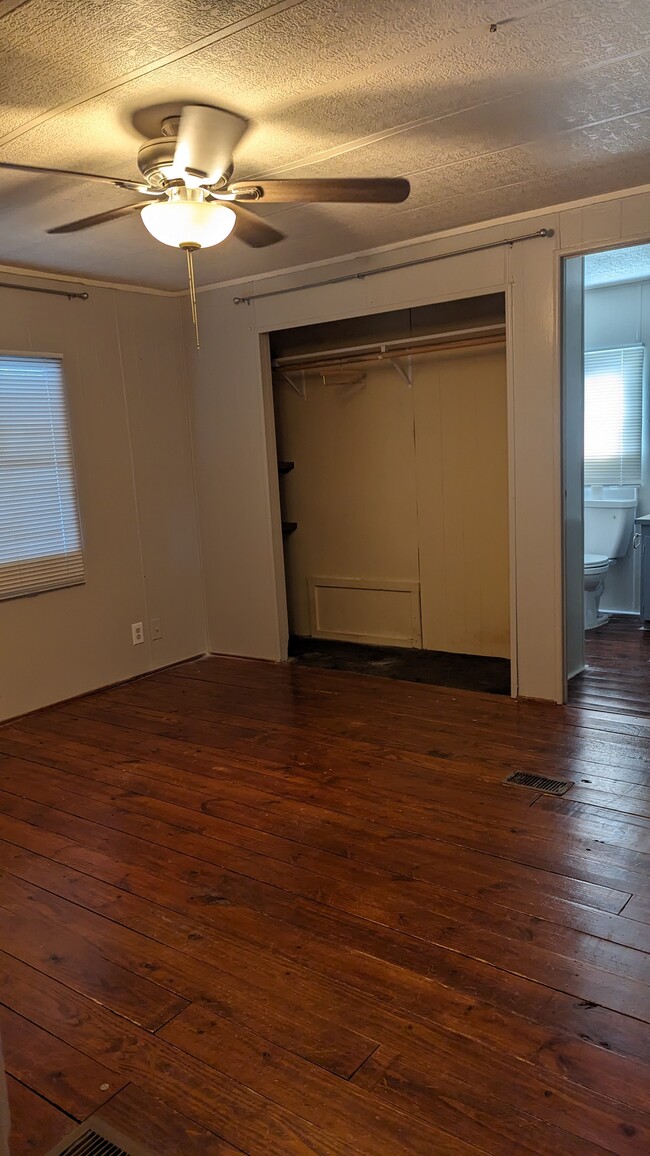 Foto del edificio - 3120 Riverside Dr