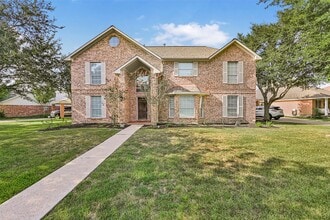Building Photo - 313 Winding Oak Ln S
