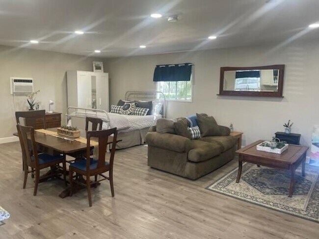 Foto del edificio - Beautiful Lower Level Studio apartment loc...