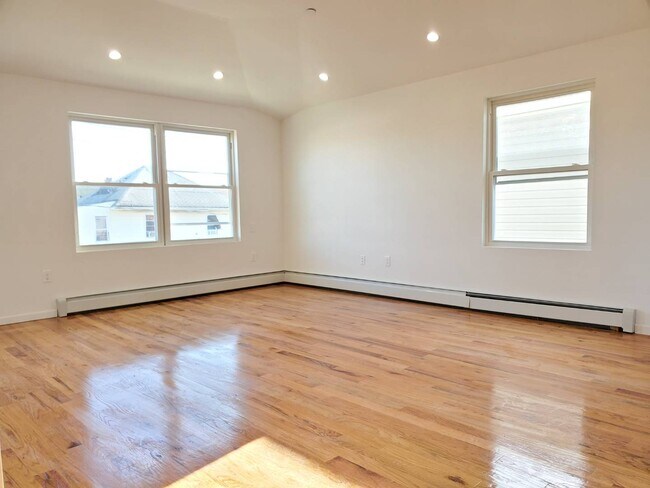 Building Photo - 437 B 28 St