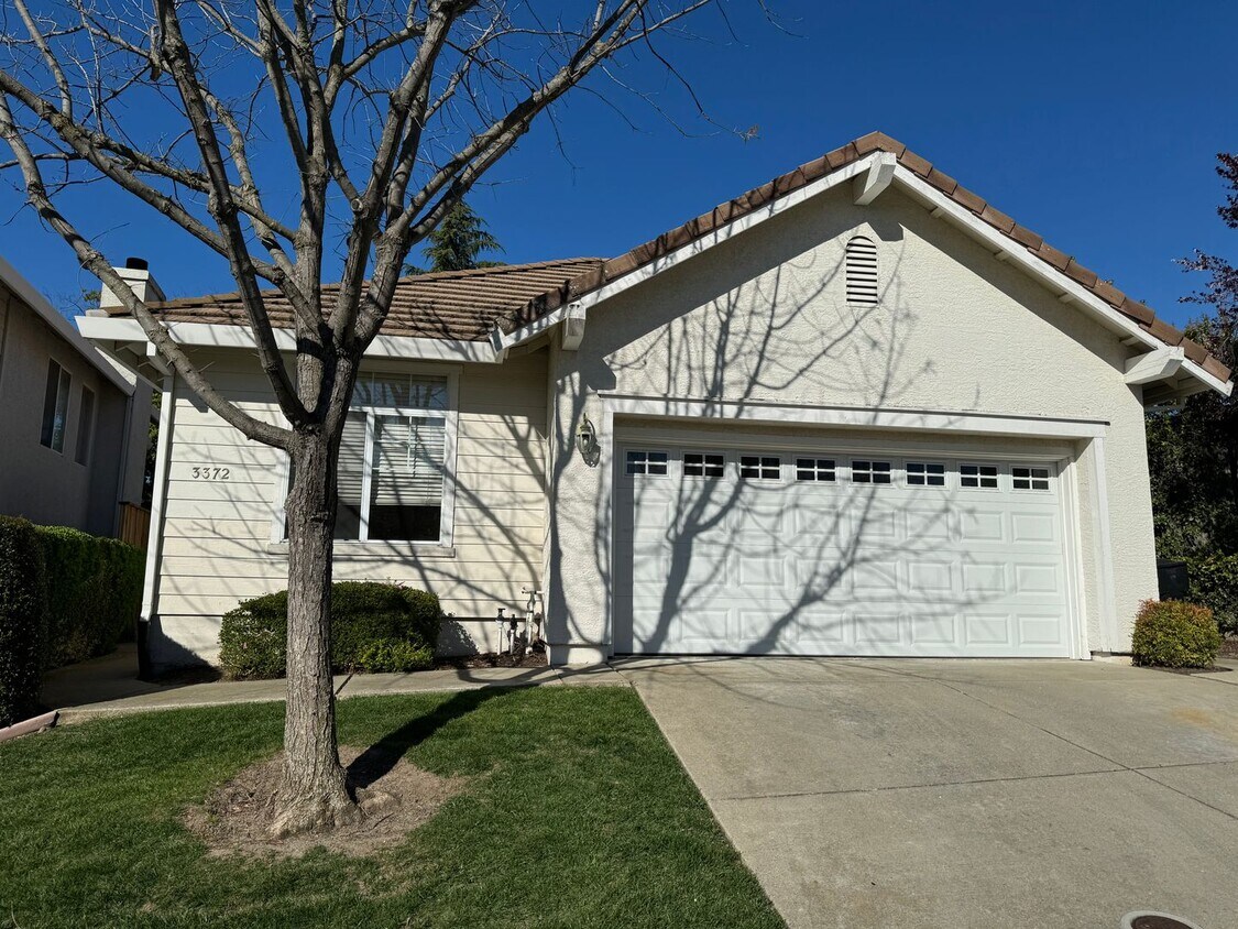 Primary Photo - Brand new floors! Gated Community! End of ...