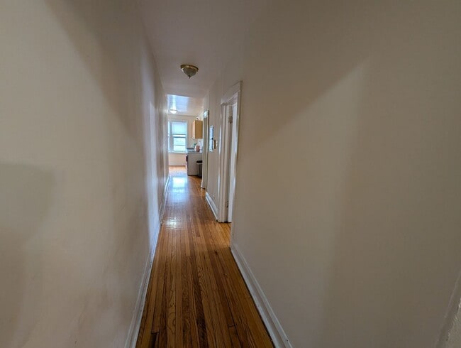 Foto del edificio - Spacious Albany Park 1-bed/1-bath with Sunroom and Dining Room