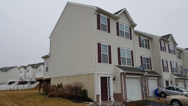 Foto del edificio - Spacious Spring Grove Townhouse