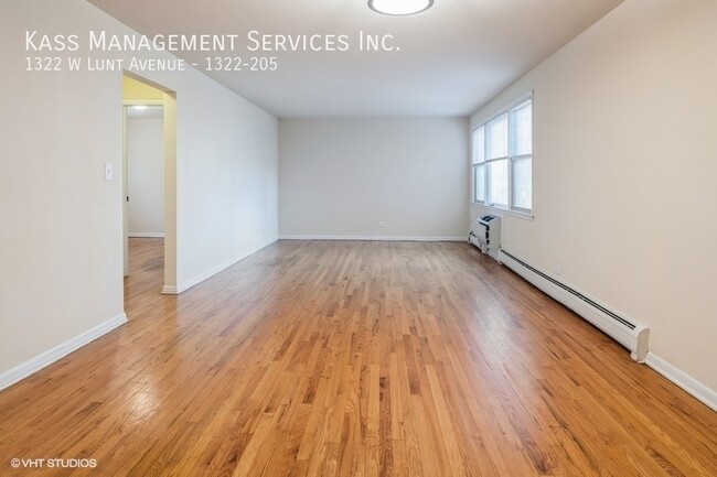 Building Photo - Spacious 3 br/2 bath Rogers Park unit, wat...