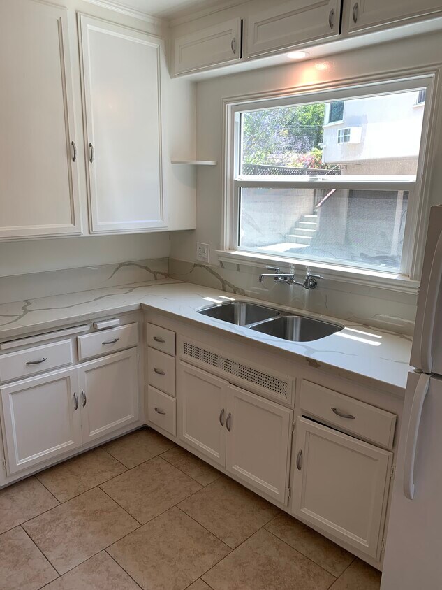 Kitchen - 804 Arroyo Dr