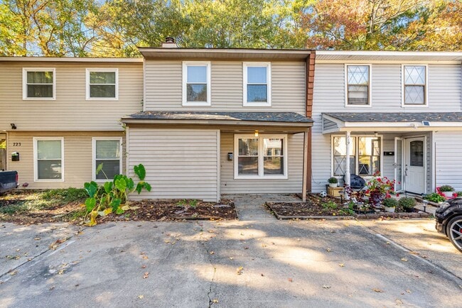 Building Photo - VB Townhouse 3 bedrooms