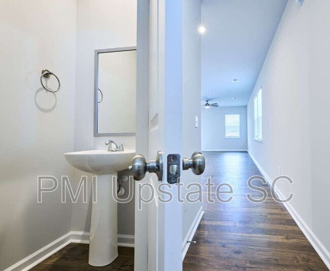 Building Photo - 407 Mariene Dr