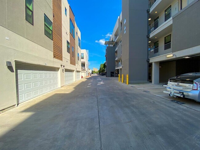 Foto del edificio - 2401 Crawford St
