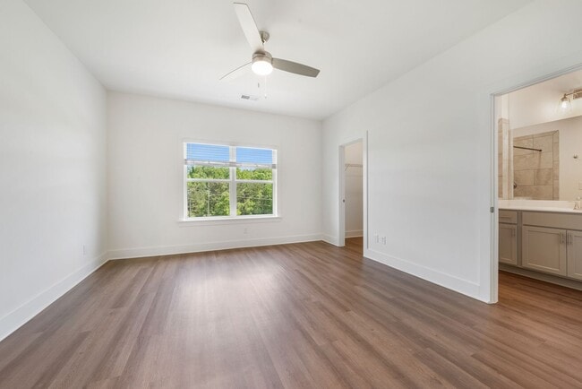 Building Photo - 3 Bedroom home with Garage and Fenced Backyard!