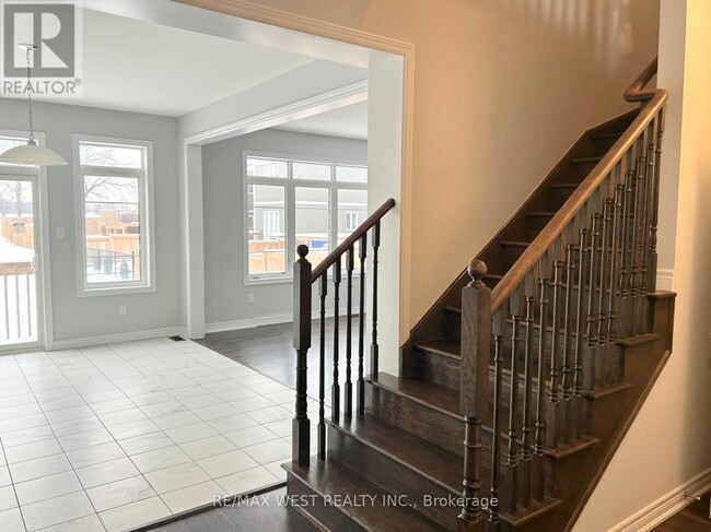 Building Photo - 5 Drake Ave