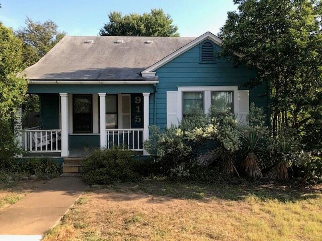 Foto principal - PRELEASING FOR EARLY SEPT! Charming 3 Bed ...