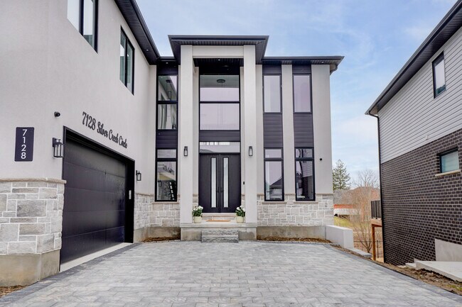 Photo du bâtiment - Luxury 6-Bedroom Executive Home for Rent *...