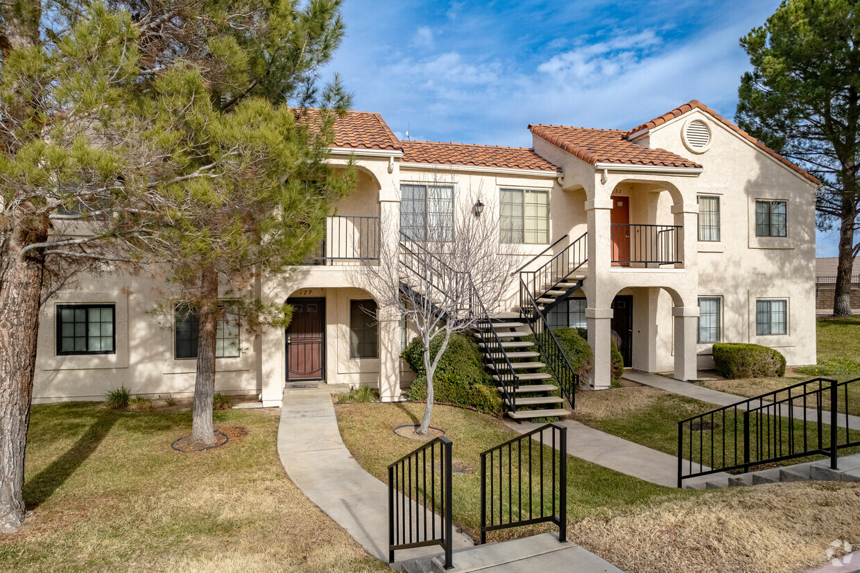 Building Photo - 2554 Olive Dr