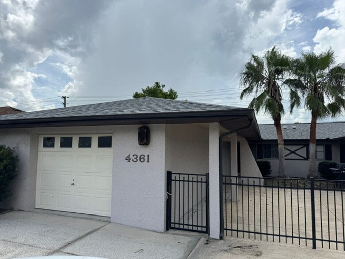 Foto principal - Spacious 3BR/2BA Duplex – Fresh Remodel, P...