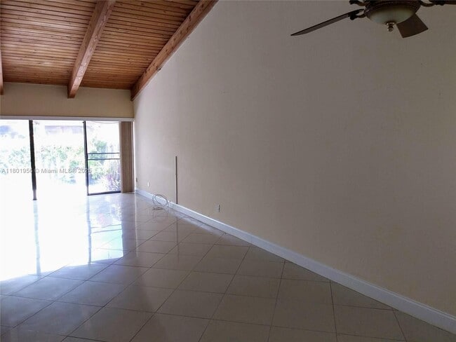 Building Photo - 2675 Parkview Dr S