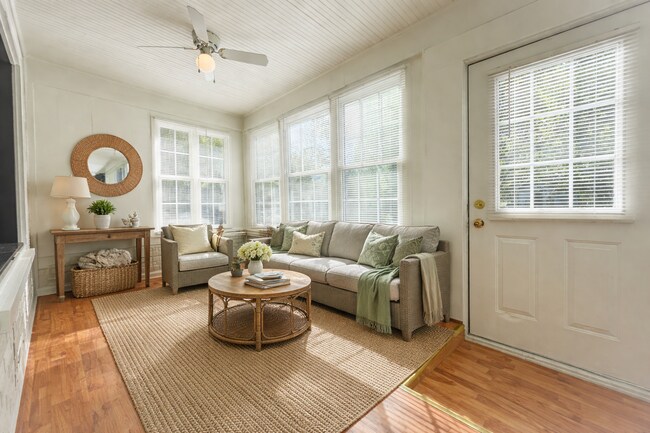 Foto del edificio - 2718 Commercial Ave