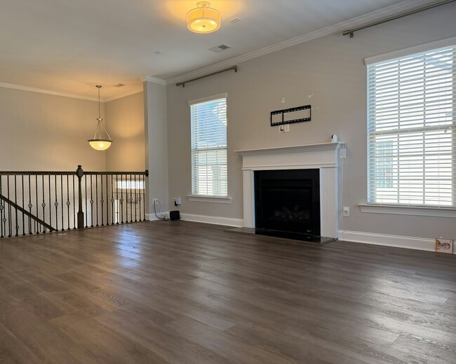 Building Photo - 6258 Cloverdale Dr