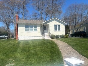 Building Photo - 5 Mallard Dr