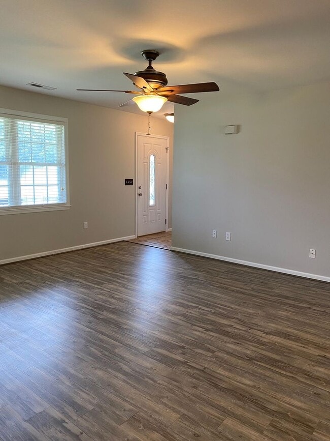 Foto del edificio - Charming 4BR/3BA Home in Azalea Acres – A Must-See