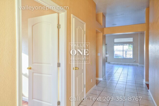 Building Photo - Charming 4 bedroom, 2 bath home in Desirab...