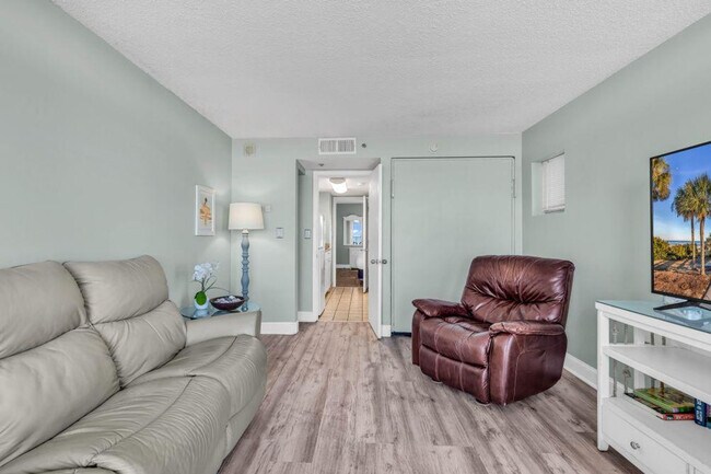 Foto del edificio - 647 N Creekside Dr