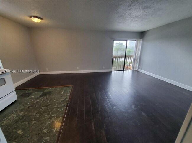 Foto del edificio - 3006 Coral Ridge Dr