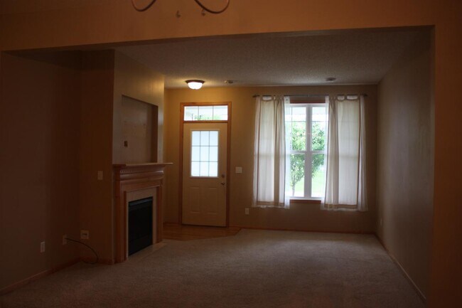 Foto del edificio - 711 Willow Glen Dr