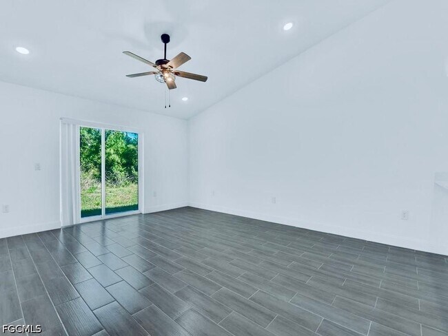 Foto del edificio - 851 Bedford Dr