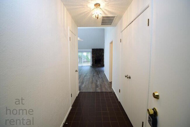 Foto del edificio - 8140 E 65th St