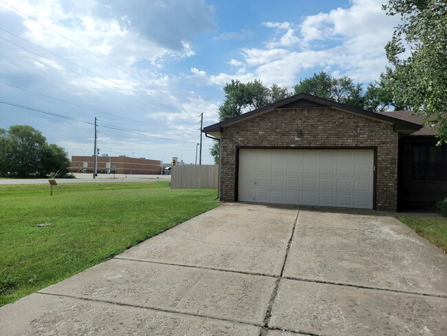 Building Photo - 105 Southwind Dr