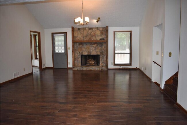 Building Photo - 2811 Pine Cone Ln