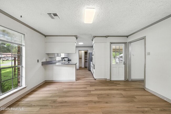 Foto del edificio - 301 Estainville Ave