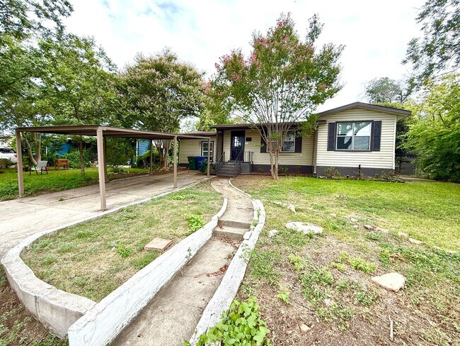 Building Photo - **APPLICATION RECEIVED** Charming 3 Bedroo...