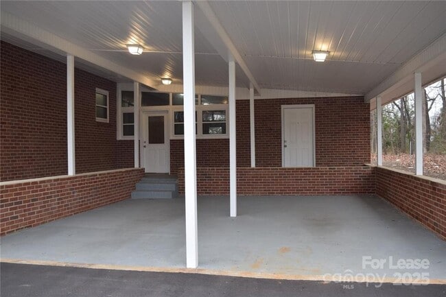 Foto del edificio - Charming 3 Bed 2 Bath Brick Home with Reno...