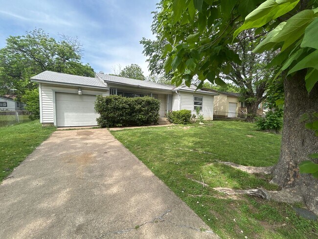 Building Photo - An unbeatable location that offers conveni...