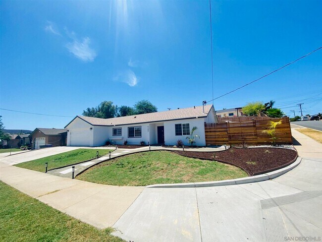 Building Photo - Spacious, Updated 3 BD, 2 BA Home in Sante...